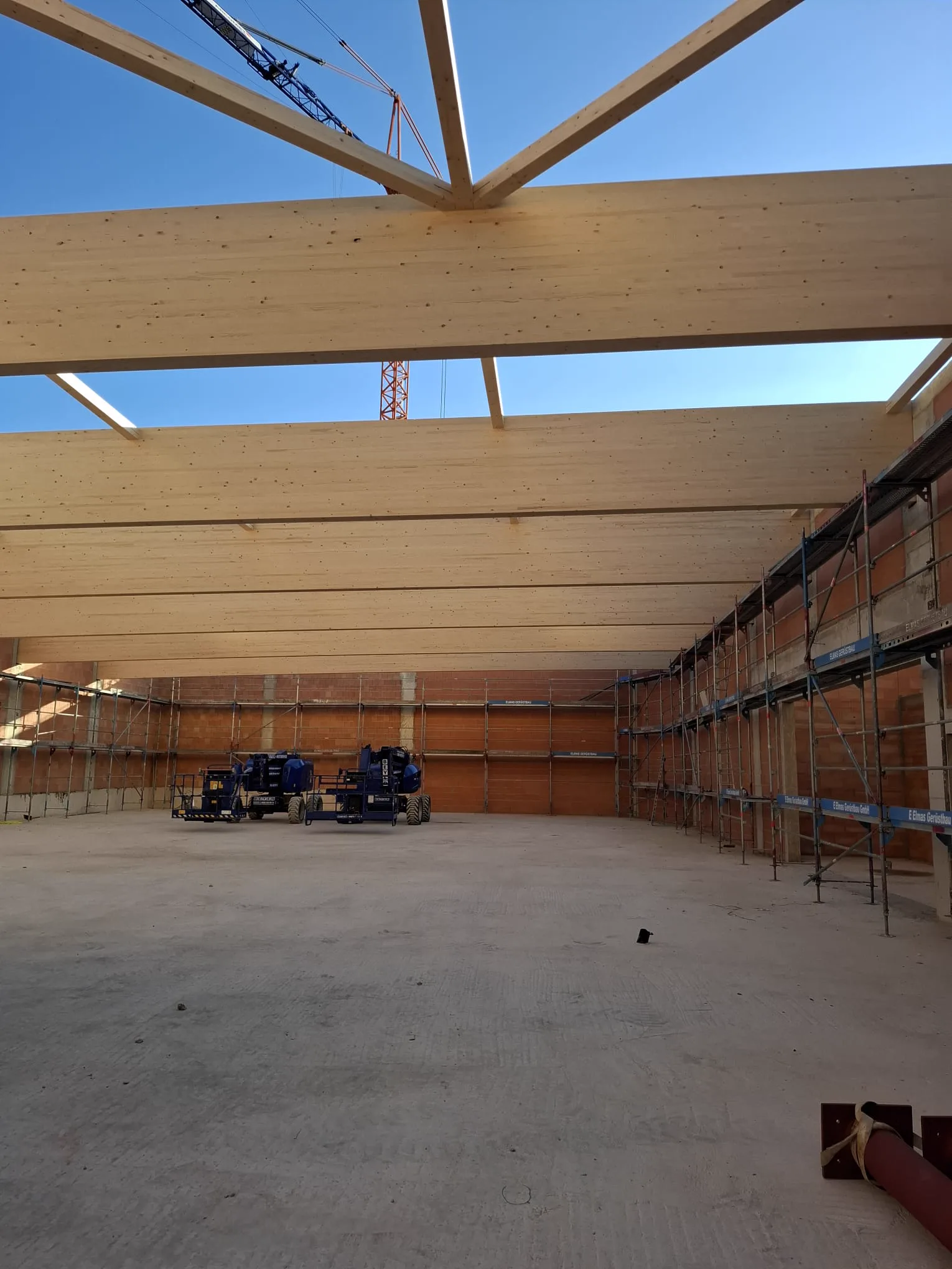 Brettschichtholz-Deckenträger in großer Gewerbehalle – Zimmerei Mathia