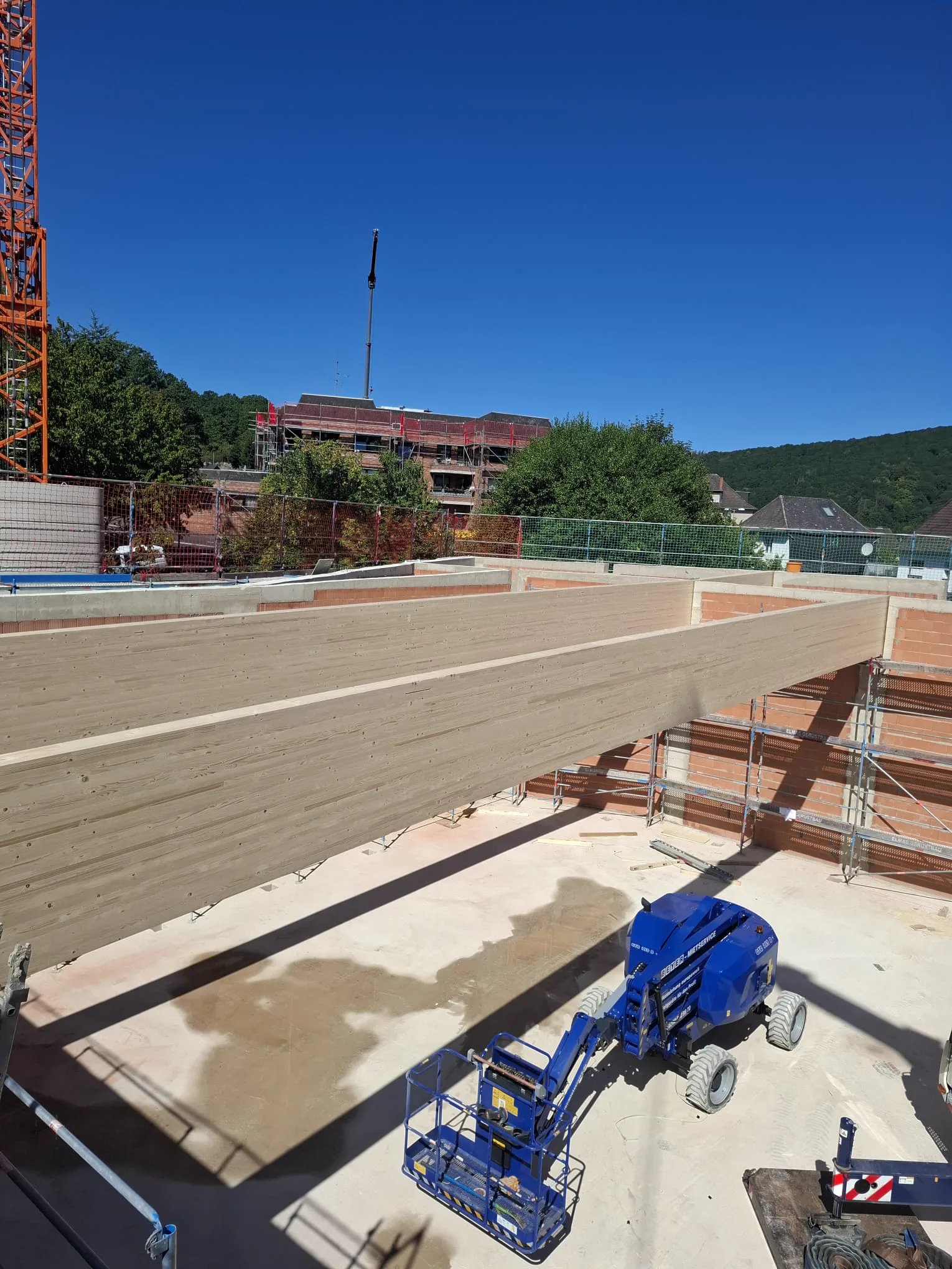 Montage eines BSH-Unterzugs mit Hebebühne – ZH Mathia Gewerbe