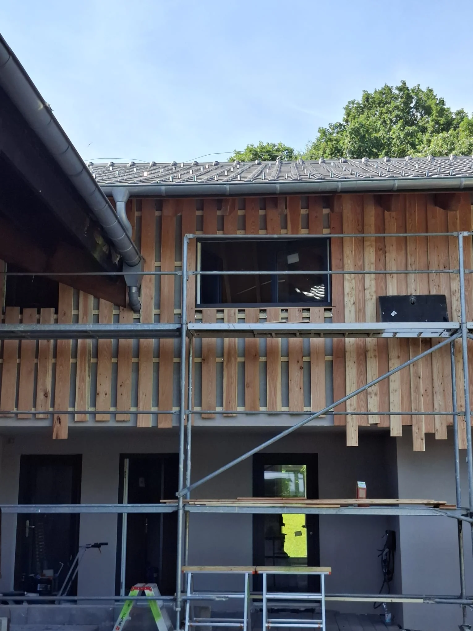 Holzfassade mit Lärchenschalung – Detailansicht während der Montage, Zimmerei Mathia