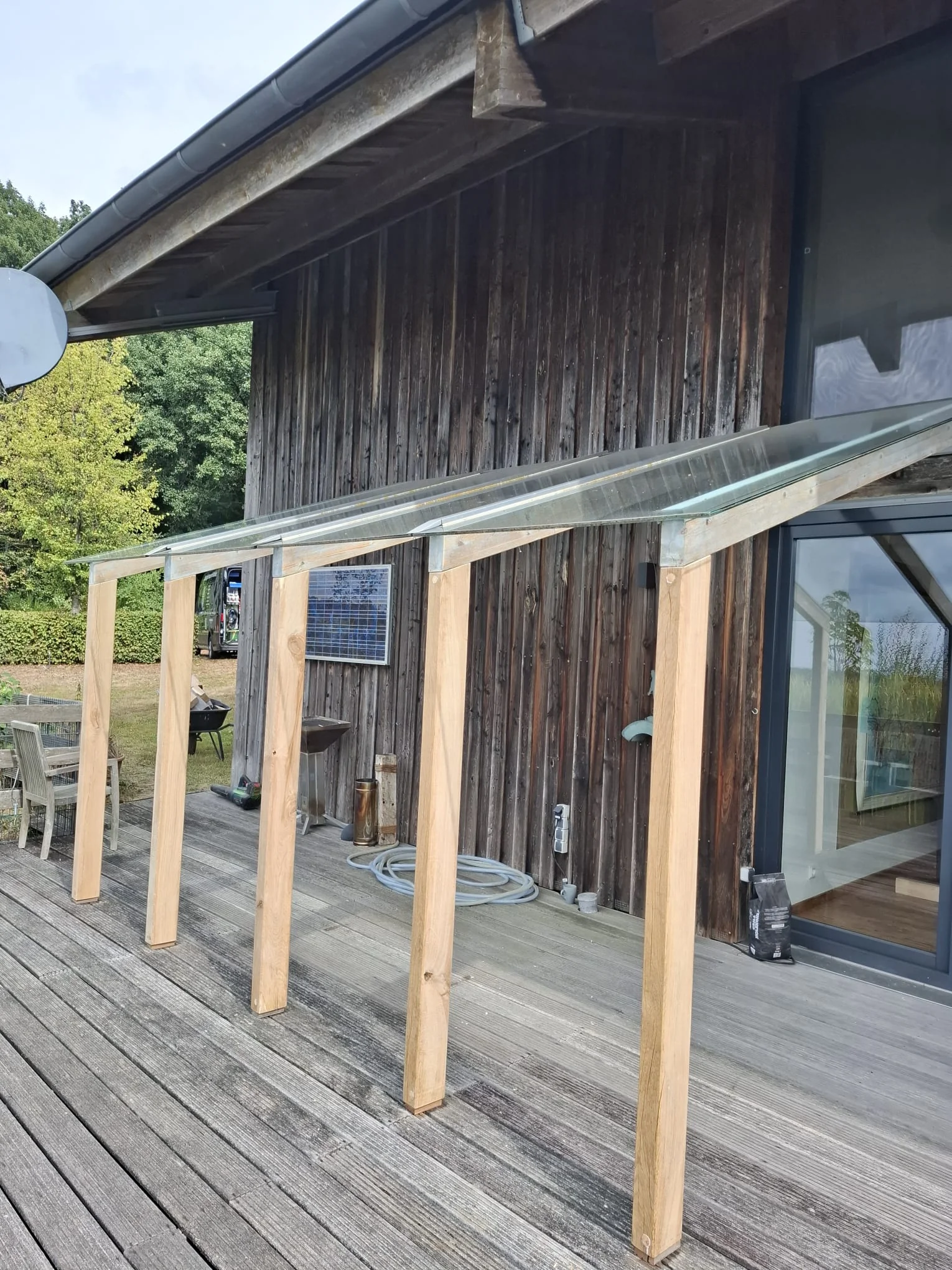 Glasüberdachung auf Holzstützen – Terrassenprojekt, ZH Mathia