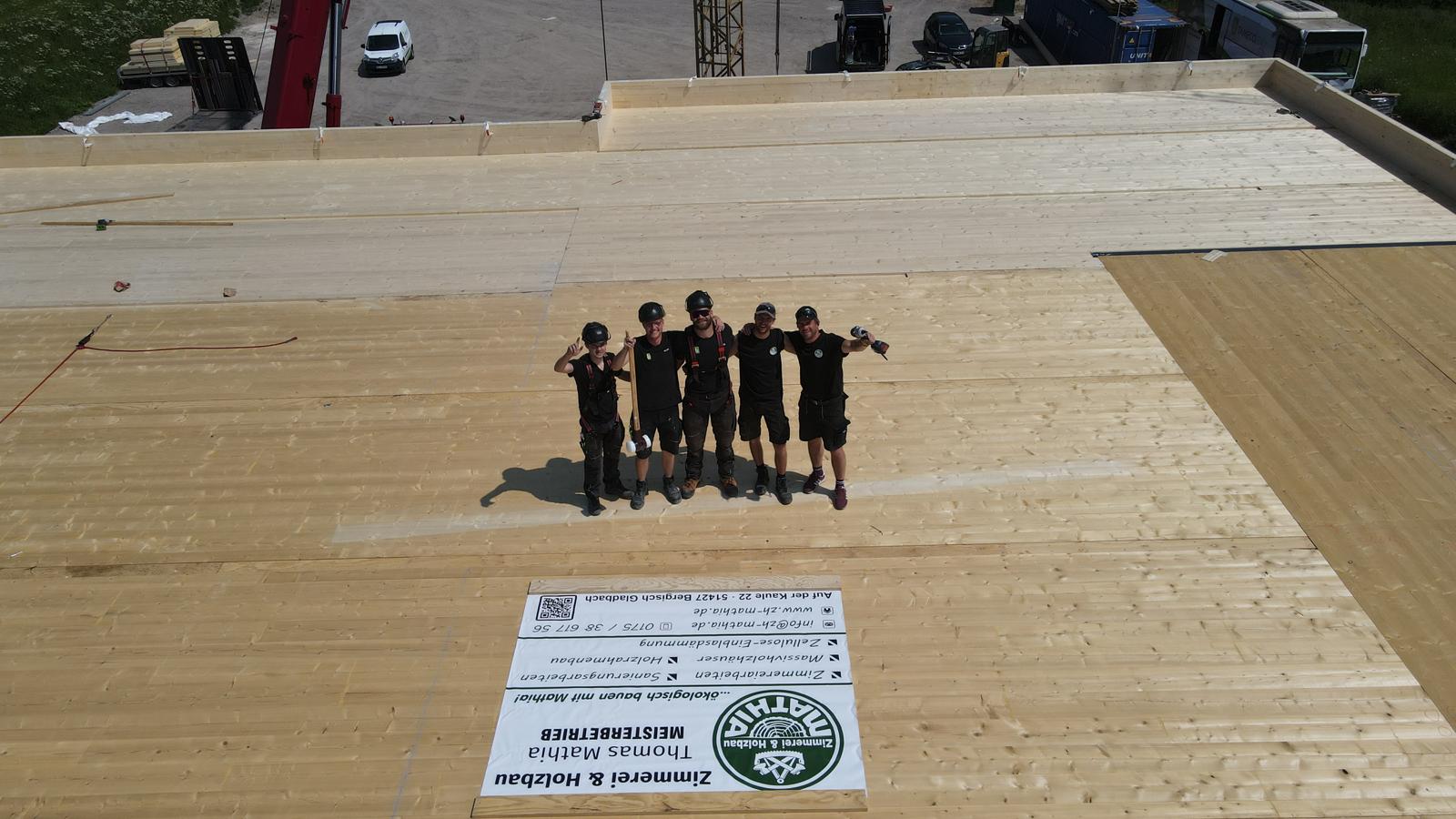 Team der Zimmerei und Holzbau Thomas Mathia auf dem Dach eines CLT-Projekts in Bergisch Gladbach